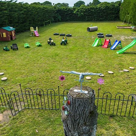 Upside Down House - Sleeps Up To 6 Guests - Great For Family And Friends Gatherings,Corporate Events ,Near Sherwood Forest At Fairview Farm In Nottingham Set In 88 Acres Екстериор снимка