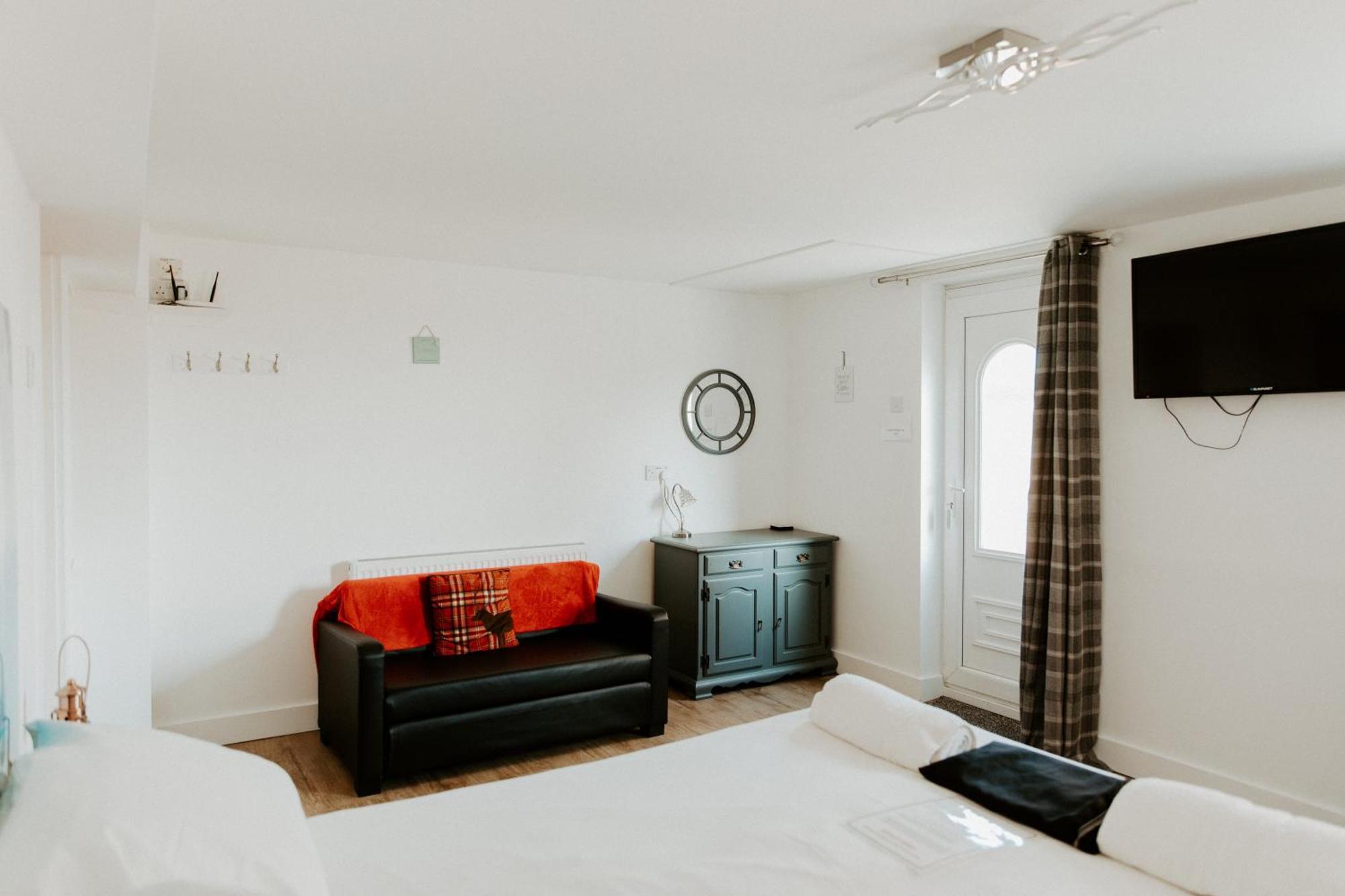 Upside Down House - Sleeps Up To 6 Guests - Great For Family And Friends Gatherings,Corporate Events ,Near Sherwood Forest At Fairview Farm In Nottingham Set In 88 Acres Екстериор снимка
