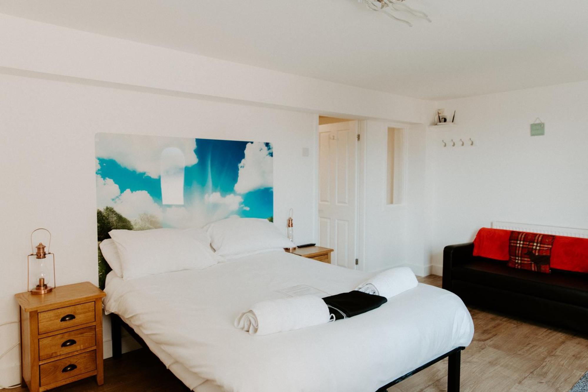 Upside Down House - Sleeps Up To 6 Guests - Great For Family And Friends Gatherings,Corporate Events ,Near Sherwood Forest At Fairview Farm In Nottingham Set In 88 Acres Екстериор снимка