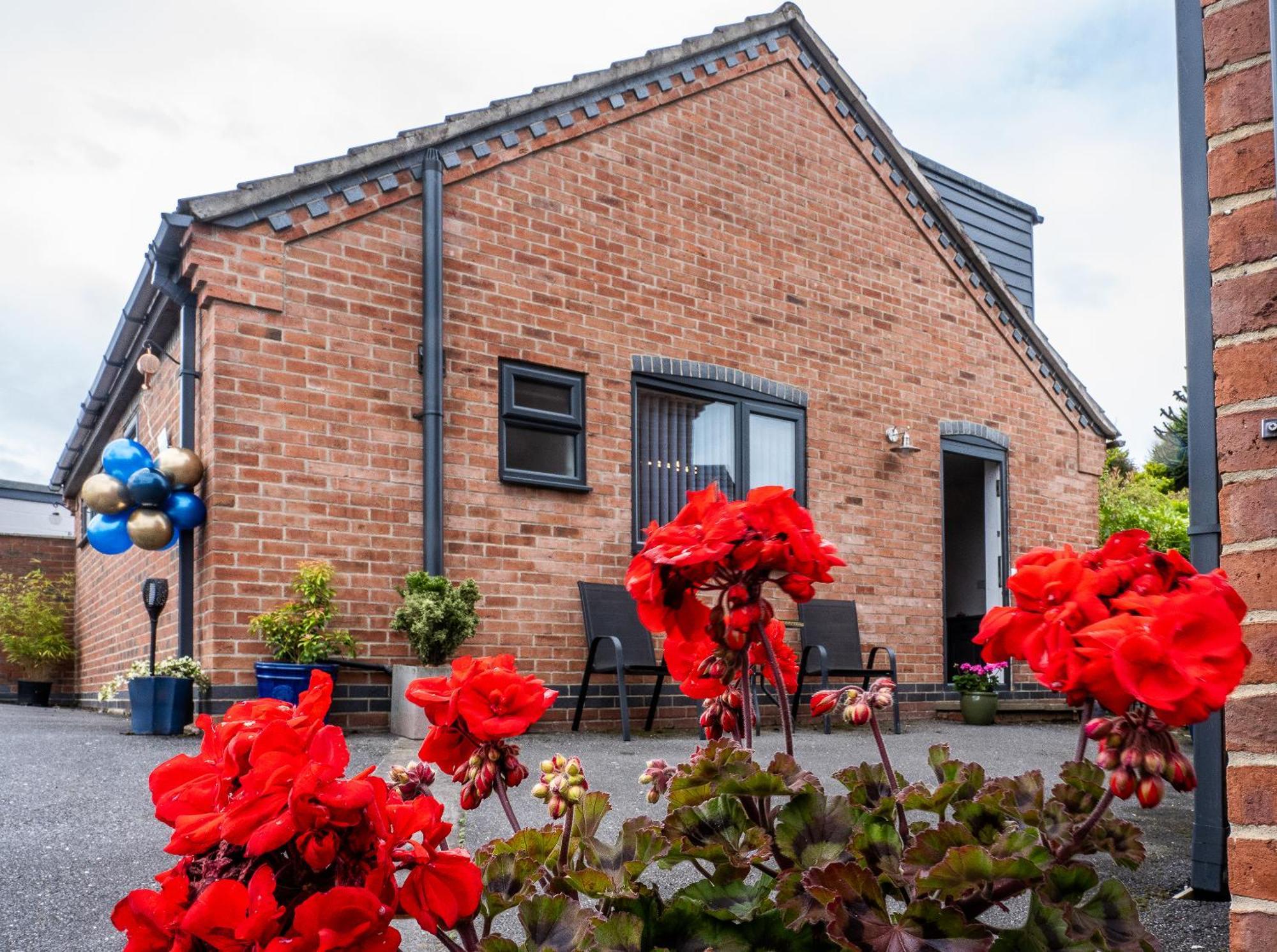 Upside Down House - Sleeps Up To 6 Guests - Great For Family And Friends Gatherings,Corporate Events ,Near Sherwood Forest At Fairview Farm In Nottingham Set In 88 Acres Екстериор снимка