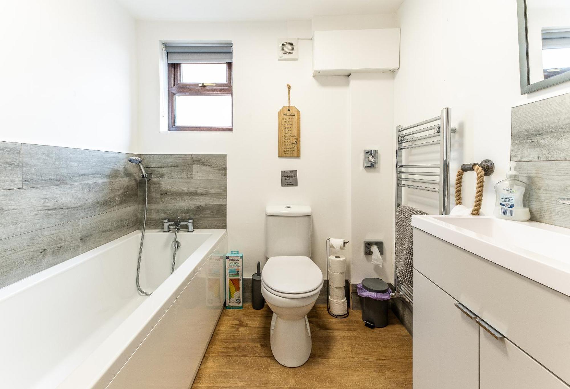 Upside Down House - Sleeps Up To 6 Guests - Great For Family And Friends Gatherings,Corporate Events ,Near Sherwood Forest At Fairview Farm In Nottingham Set In 88 Acres Екстериор снимка
