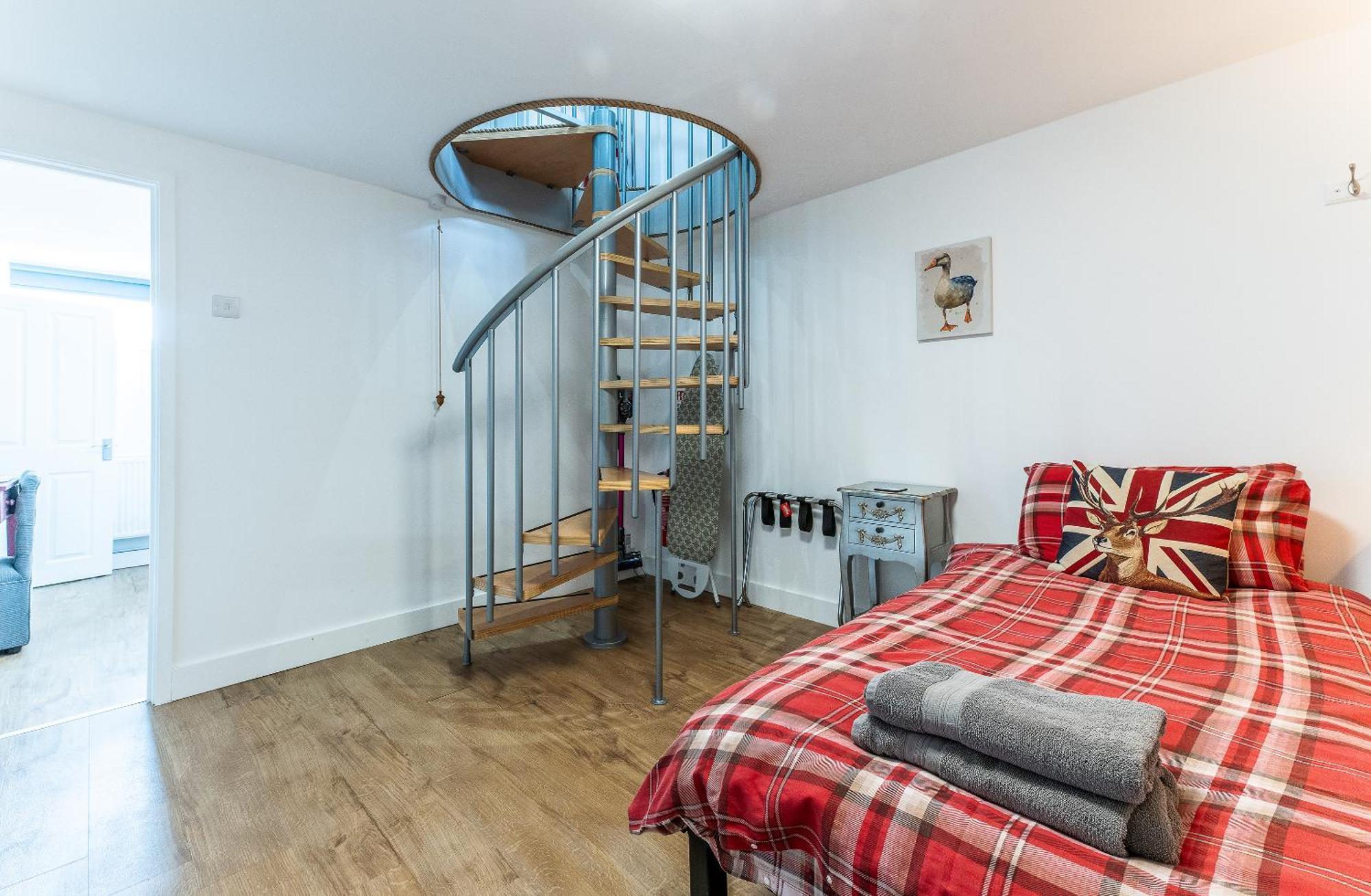 Upside Down House - Sleeps Up To 6 Guests - Great For Family And Friends Gatherings,Corporate Events ,Near Sherwood Forest At Fairview Farm In Nottingham Set In 88 Acres Екстериор снимка