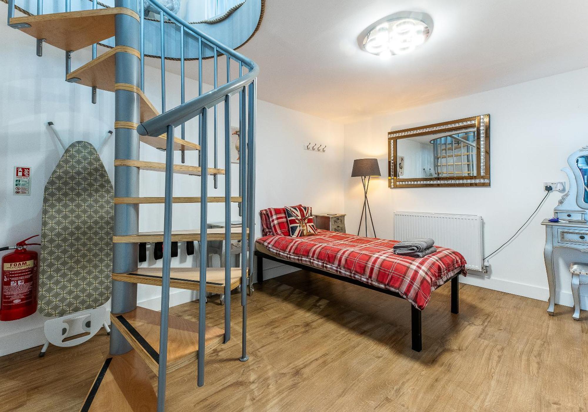 Upside Down House - Sleeps Up To 6 Guests - Great For Family And Friends Gatherings,Corporate Events ,Near Sherwood Forest At Fairview Farm In Nottingham Set In 88 Acres Екстериор снимка
