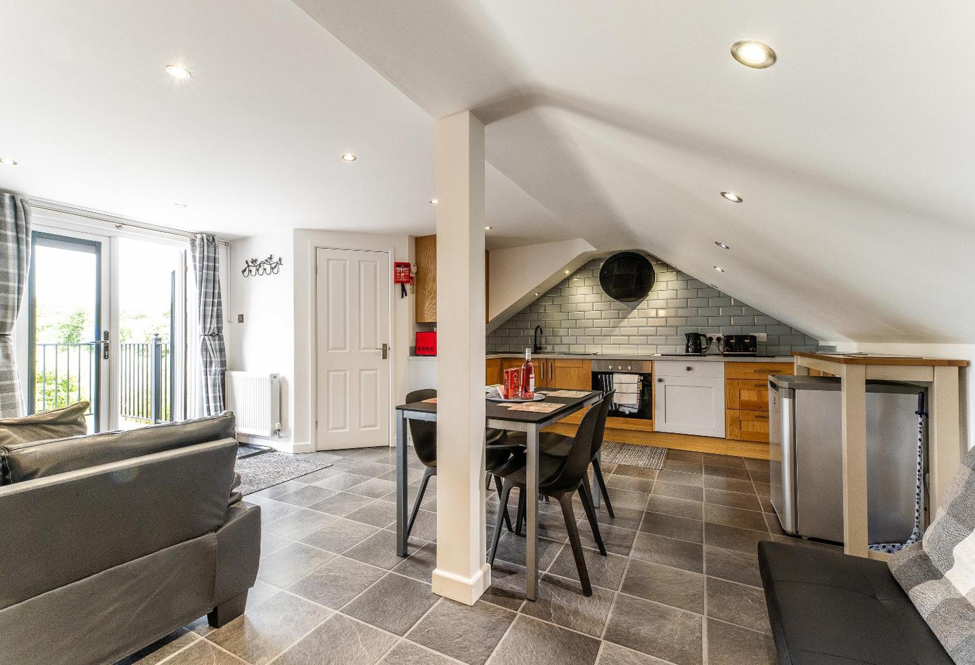 Upside Down House - Sleeps Up To 6 Guests - Great For Family And Friends Gatherings,Corporate Events ,Near Sherwood Forest At Fairview Farm In Nottingham Set In 88 Acres Екстериор снимка