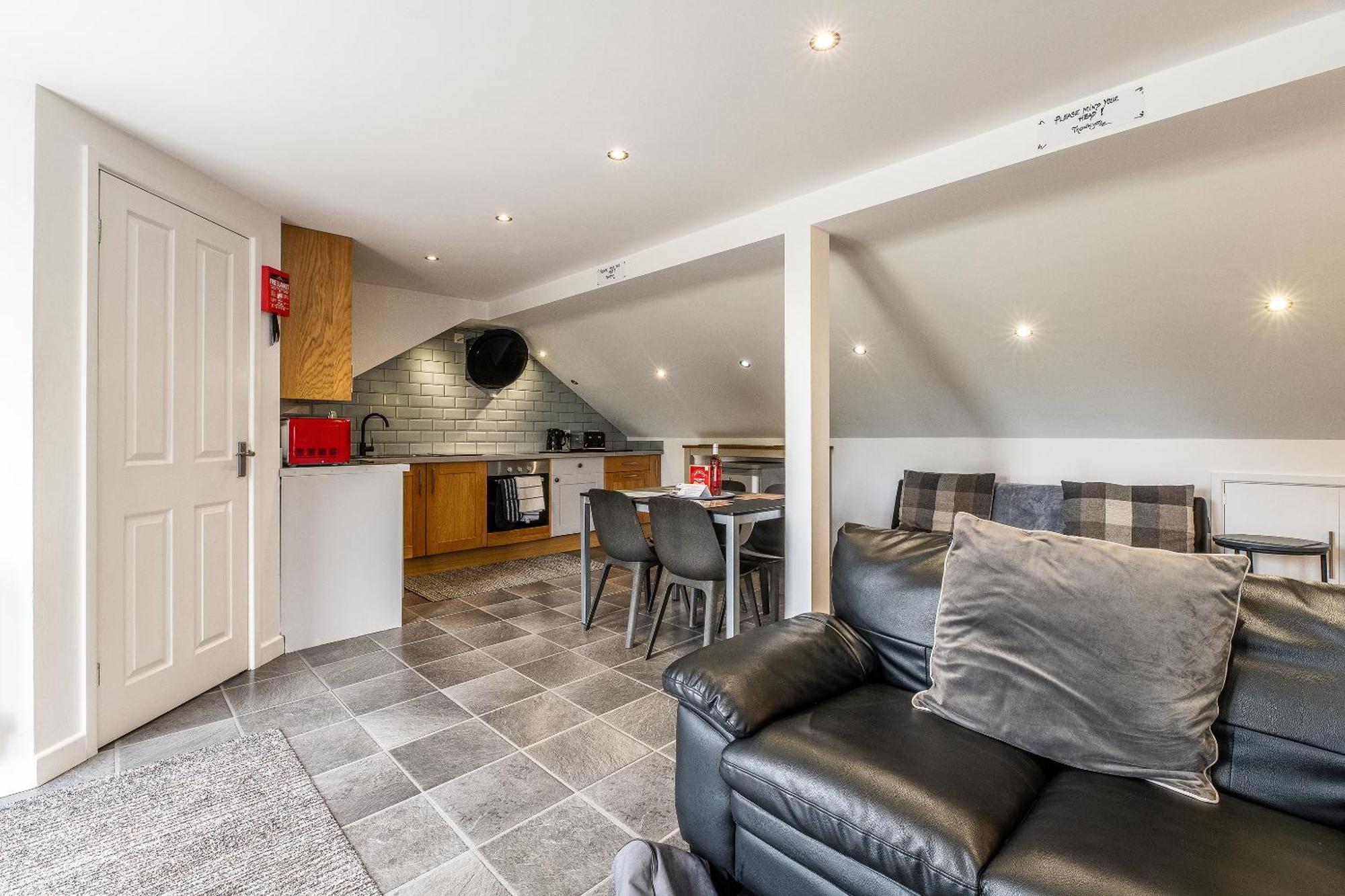 Upside Down House - Sleeps Up To 6 Guests - Great For Family And Friends Gatherings,Corporate Events ,Near Sherwood Forest At Fairview Farm In Nottingham Set In 88 Acres Екстериор снимка