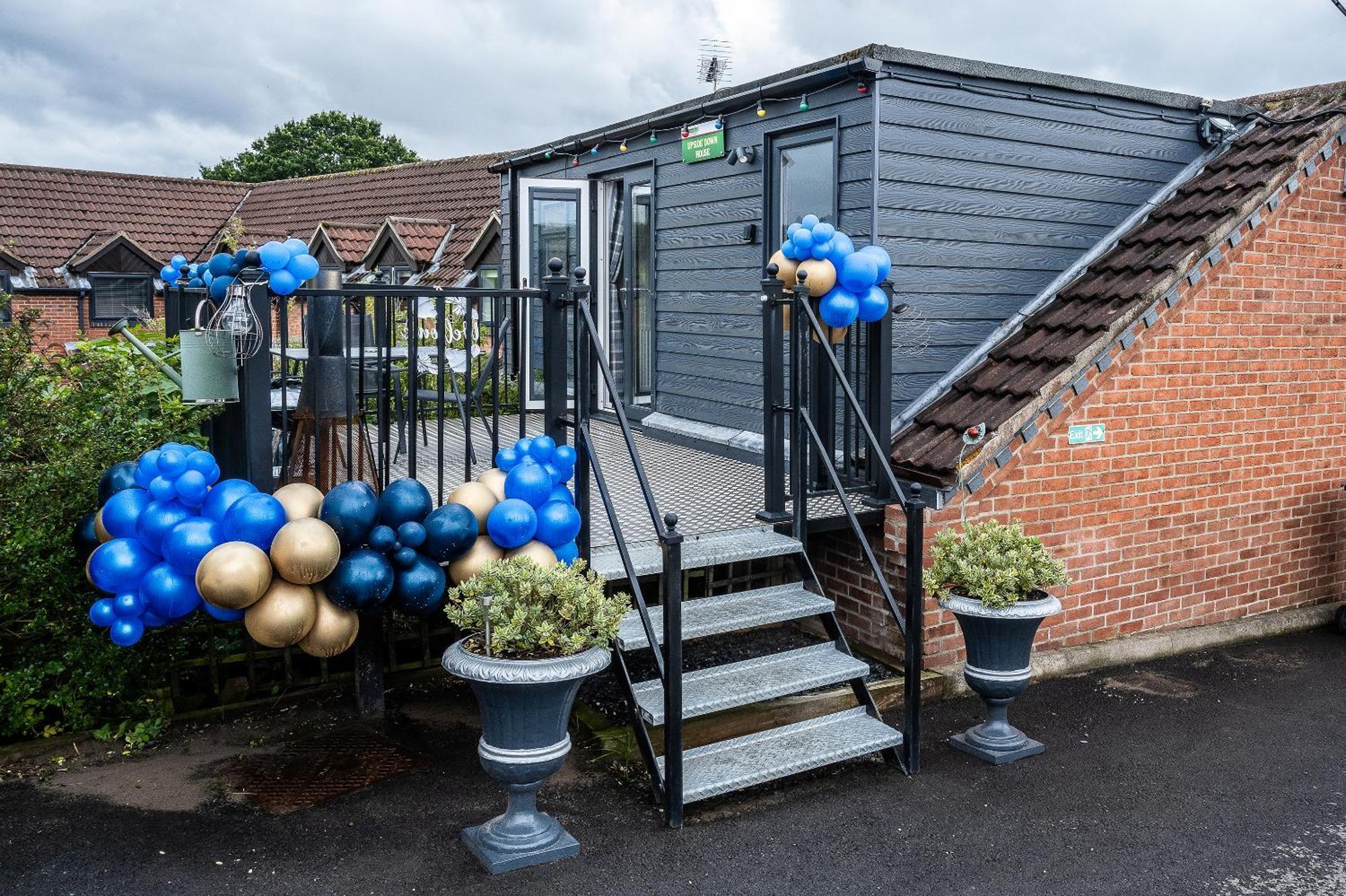 Upside Down House - Sleeps Up To 6 Guests - Great For Family And Friends Gatherings,Corporate Events ,Near Sherwood Forest At Fairview Farm In Nottingham Set In 88 Acres Екстериор снимка
