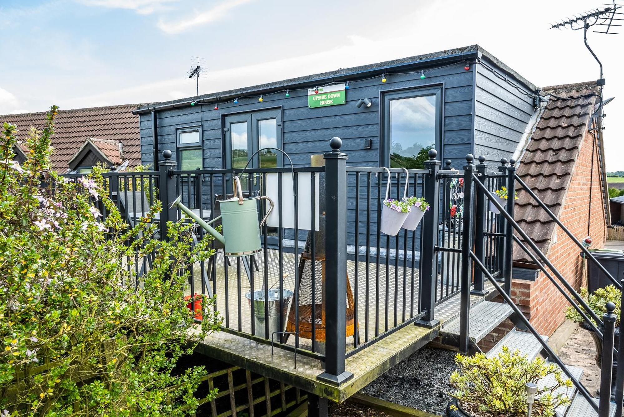 Upside Down House - Sleeps Up To 6 Guests - Great For Family And Friends Gatherings,Corporate Events ,Near Sherwood Forest At Fairview Farm In Nottingham Set In 88 Acres Екстериор снимка