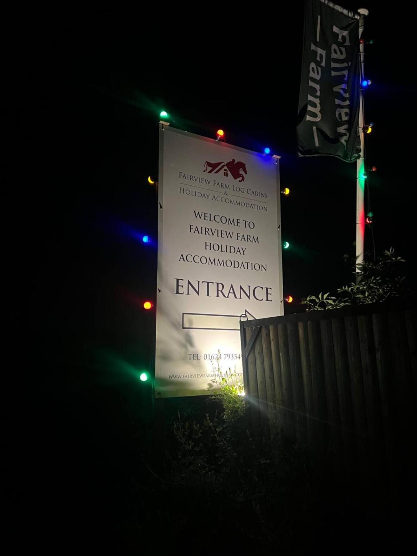 Upside Down House - Sleeps Up To 6 Guests - Great For Family And Friends Gatherings,Corporate Events ,Near Sherwood Forest At Fairview Farm In Nottingham Set In 88 Acres Екстериор снимка
