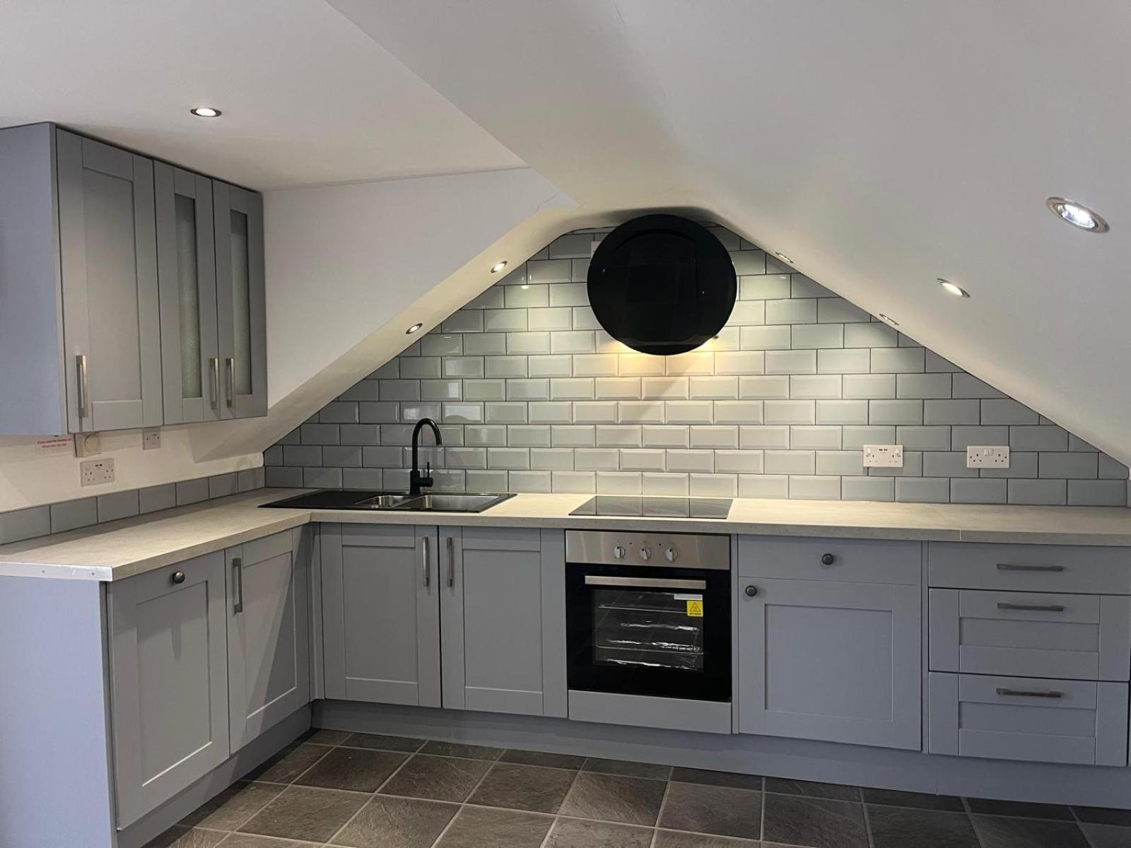 Upside Down House - Sleeps Up To 6 Guests - Great For Family And Friends Gatherings,Corporate Events ,Near Sherwood Forest At Fairview Farm In Nottingham Set In 88 Acres Екстериор снимка