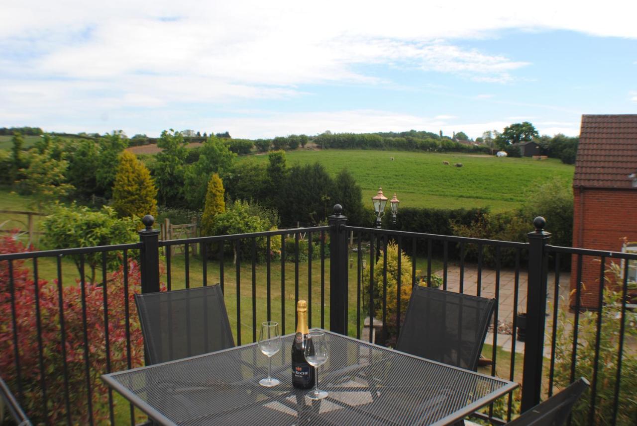 Upside Down House - Sleeps Up To 6 Guests - Great For Family And Friends Gatherings,Corporate Events ,Near Sherwood Forest At Fairview Farm In Nottingham Set In 88 Acres Екстериор снимка